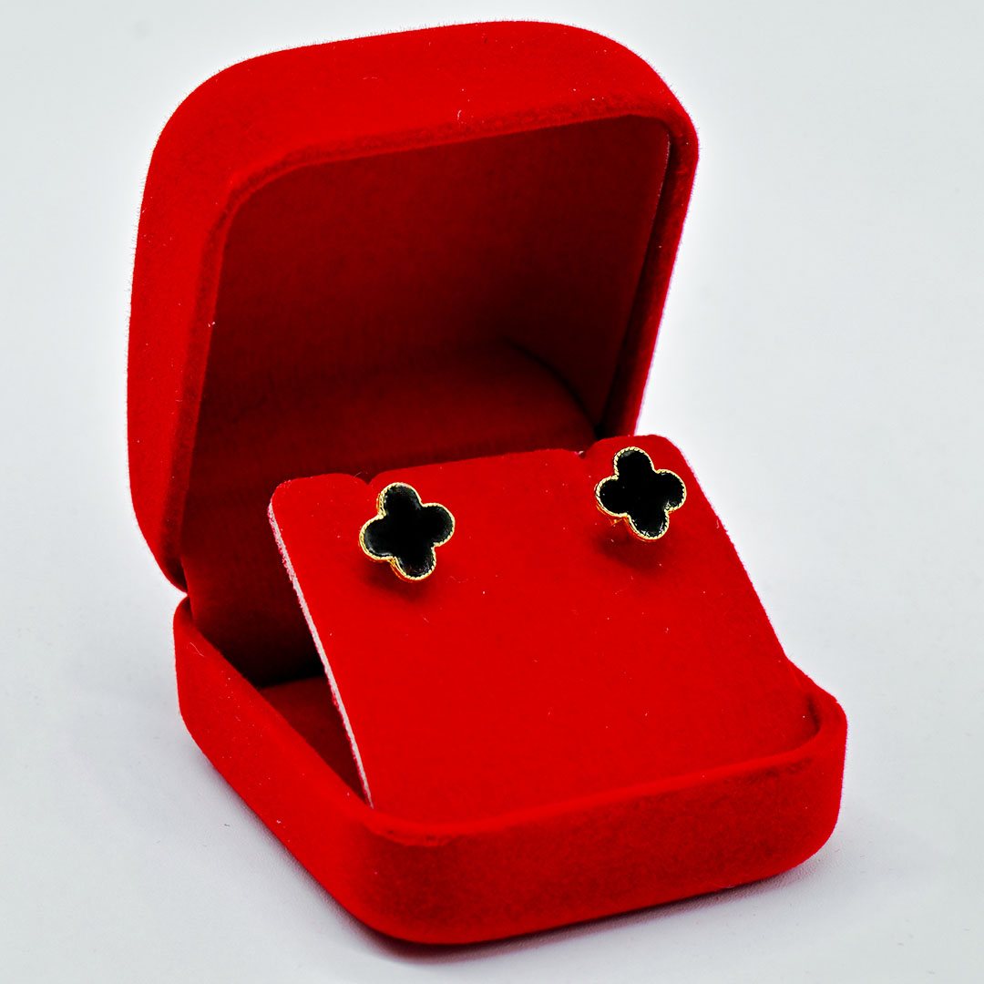 ต่างหูดอกโคลเวอร์ดำ